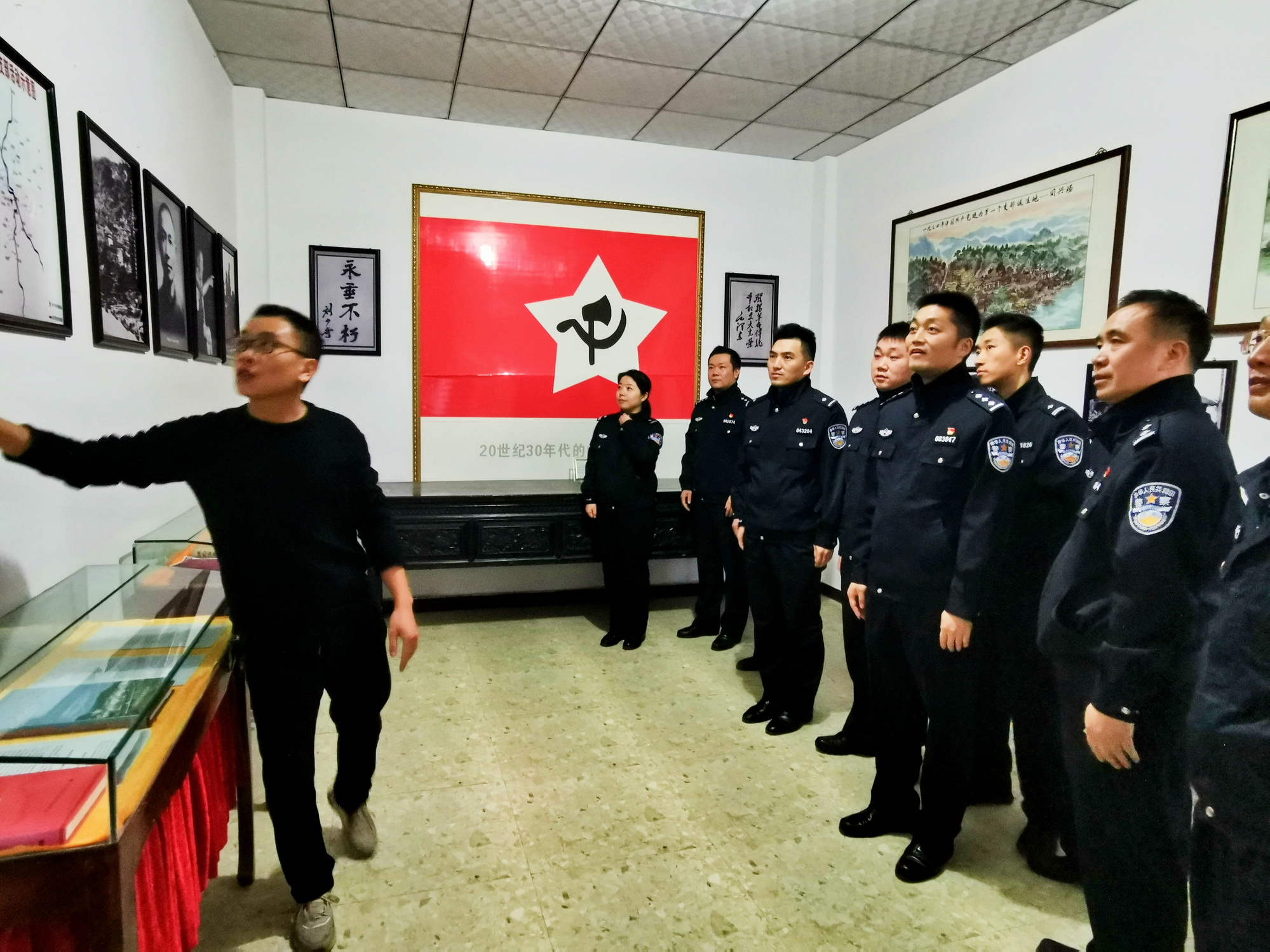 图为全体党员民（辅）警听讲红色革命故事.jpg