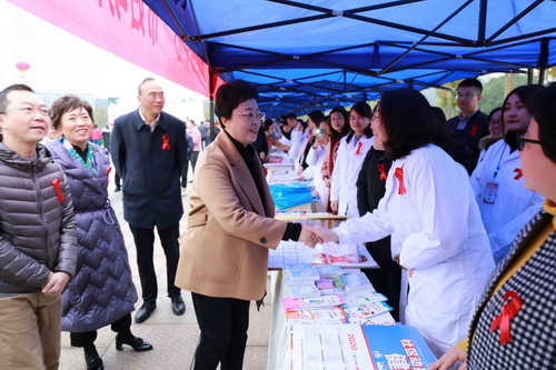 内江市妇幼保健院领导一行积极参加“世界艾滋病日”集中宣传活动.jpg