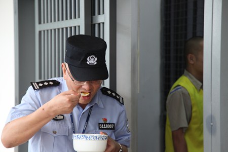 嘉州监狱建立领导“尝餐制” 确保罪犯食品安全