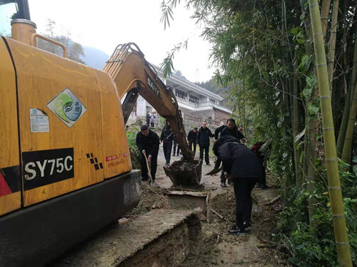 图②：执行干警与当地村民携手排除妨害.JPG