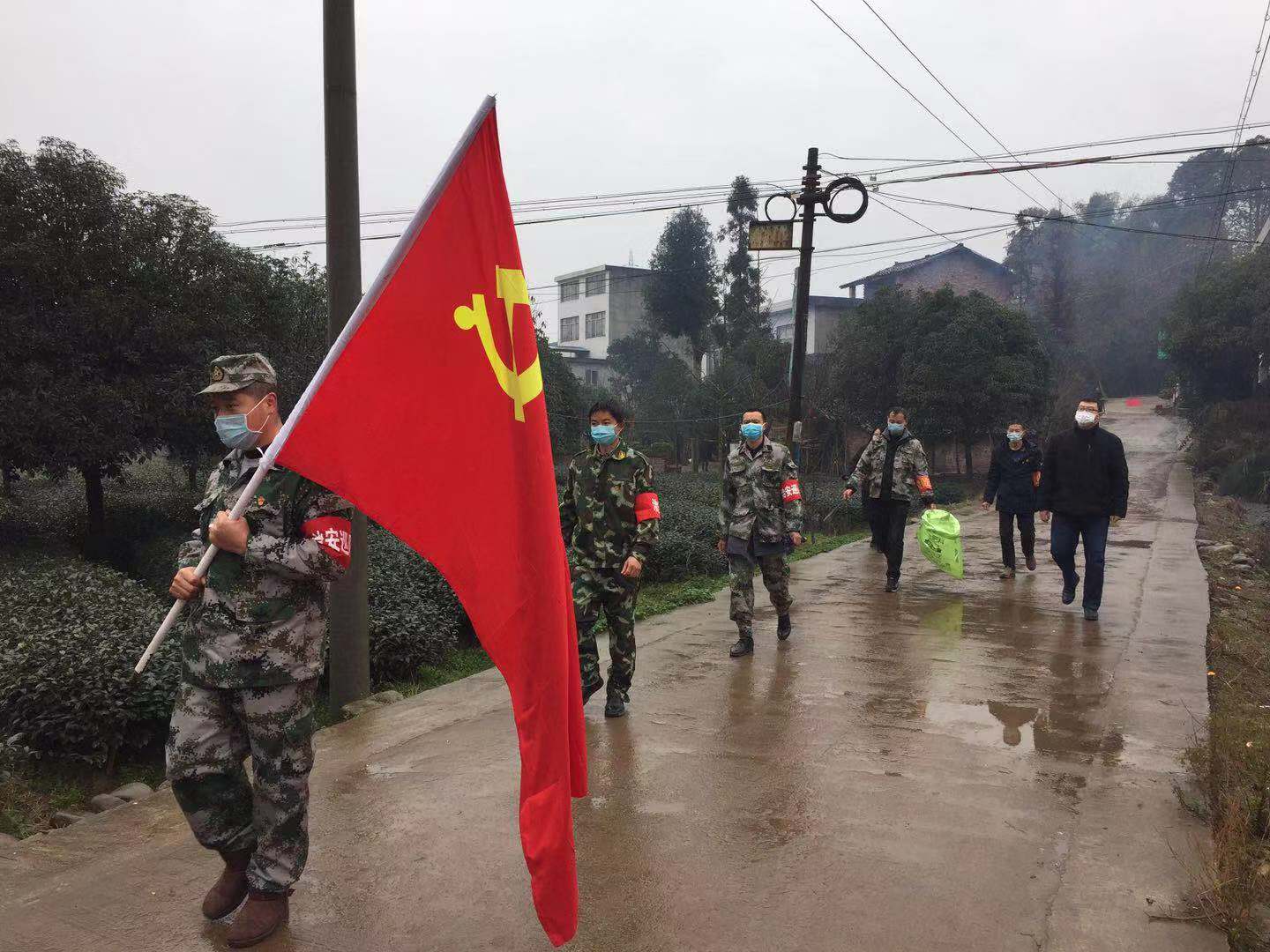 疫情防控巡查队在村主干道巡查环境卫生情况（周洪章摄）.jpg