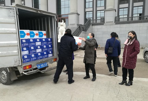 内江市东兴区法院接受爱心企业抗疫捐赠.jpg
