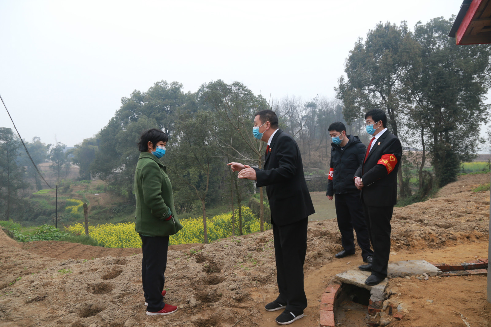 实地查看土地后，和当事人沟通.JPG