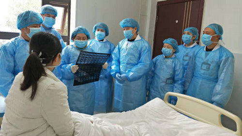 黄志东（图左二）组织医院专家组对发热病人会诊.png