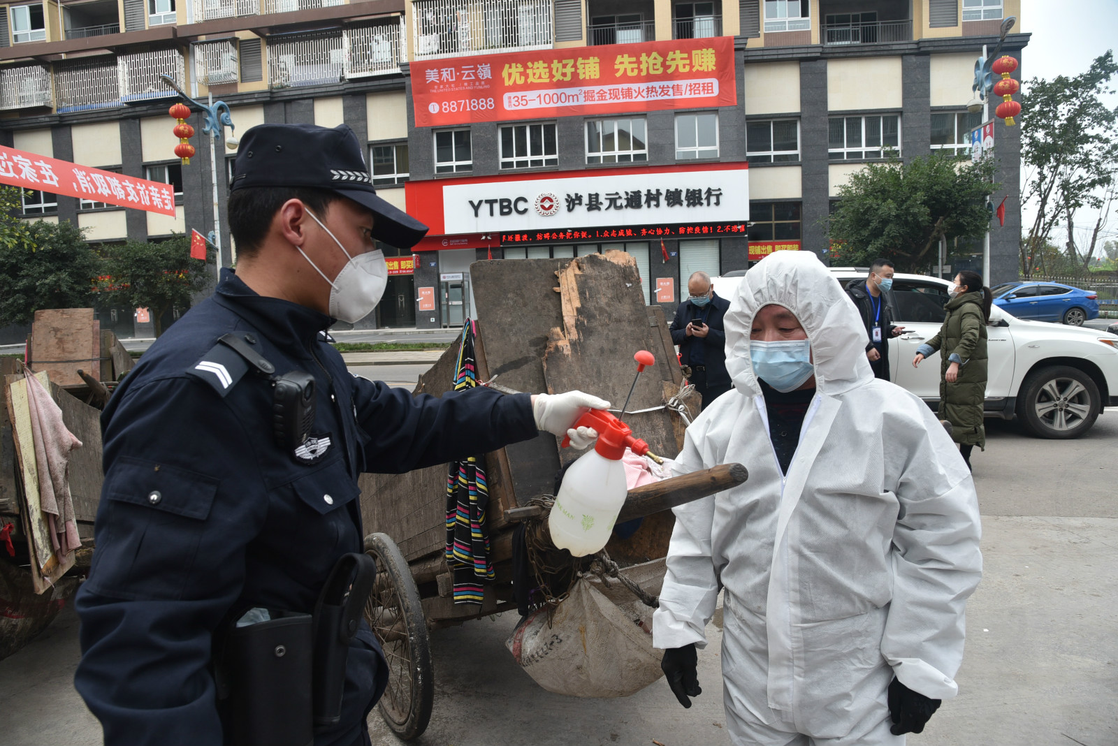 法警为进入小区的环卫工人消毒 (1).JPG