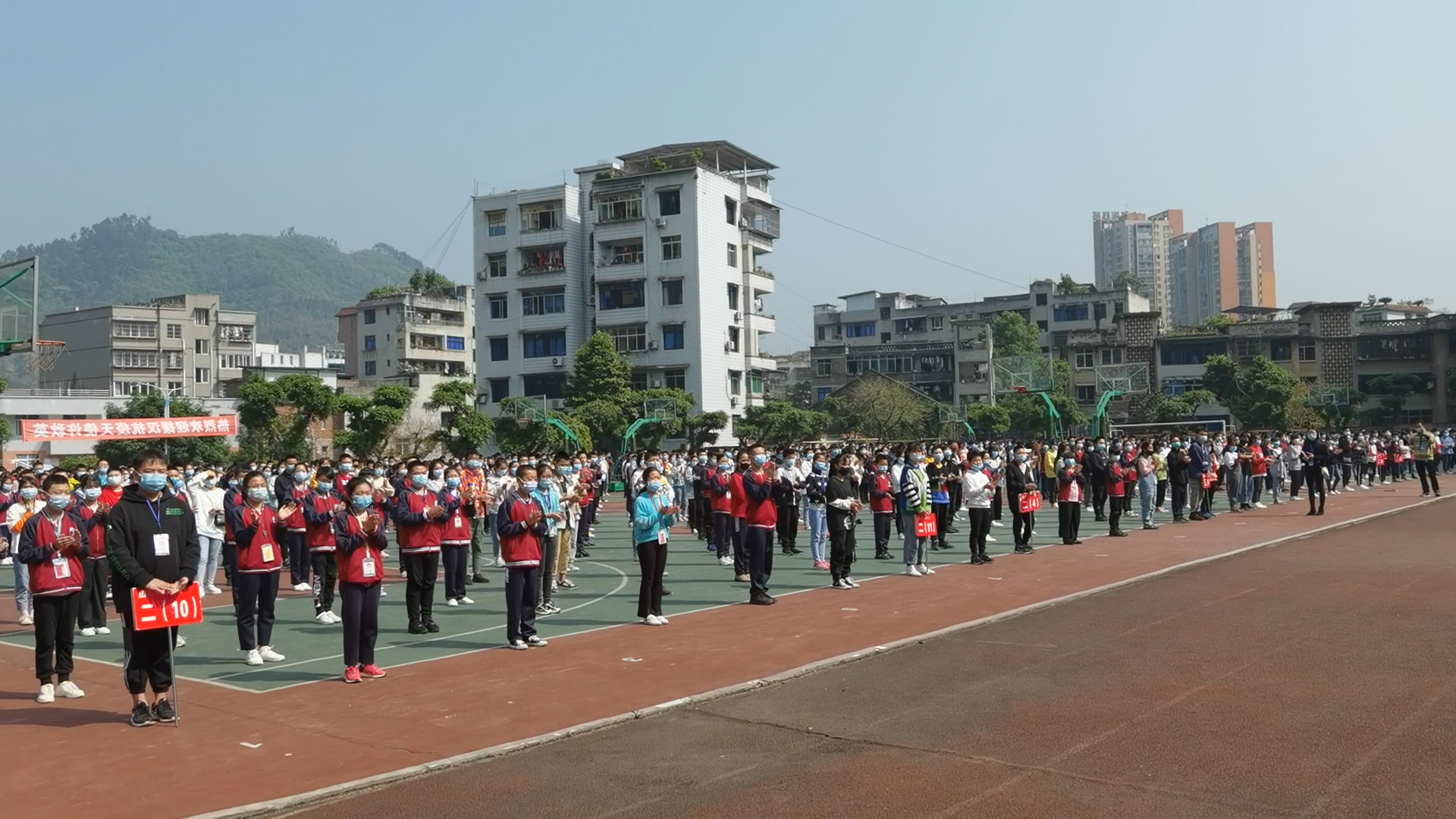 ③同学们掌声欢迎法官的到来.jpg