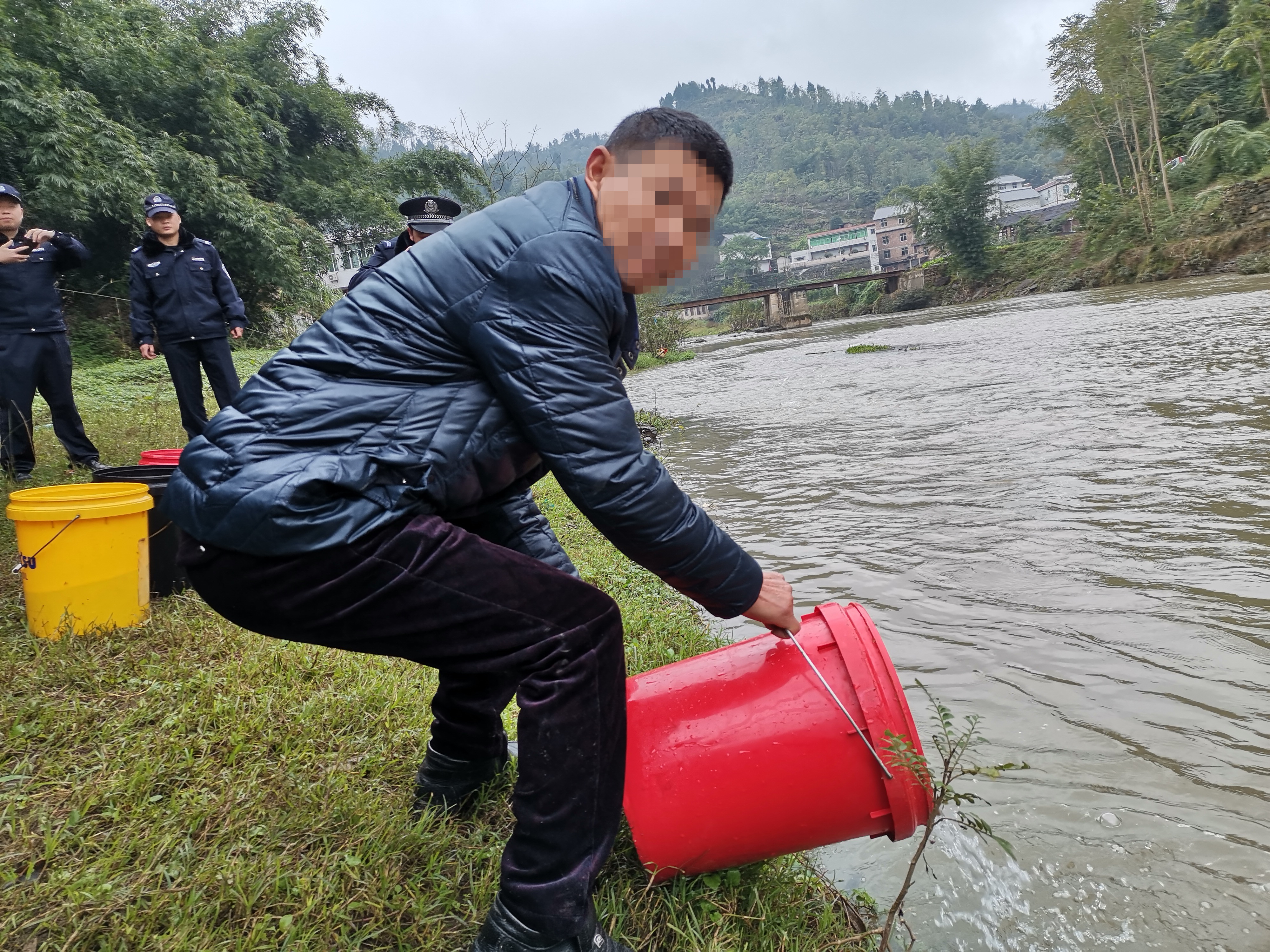 ② 被告人余某进行增殖放流.jpg