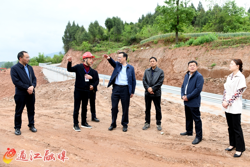 通江县谭青松带队督导诺水大道项目建设