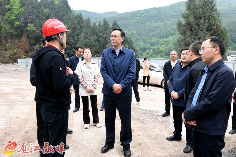 通江县谭青松带队督导诺水大道项目建设