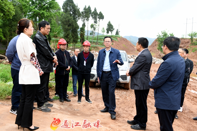 通江县谭青松带队督导诺水大道项目建设