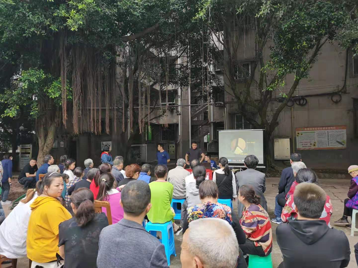 泸州市龙马潭区鱼塘街道石堡湾社区开展安全教育进小区活动