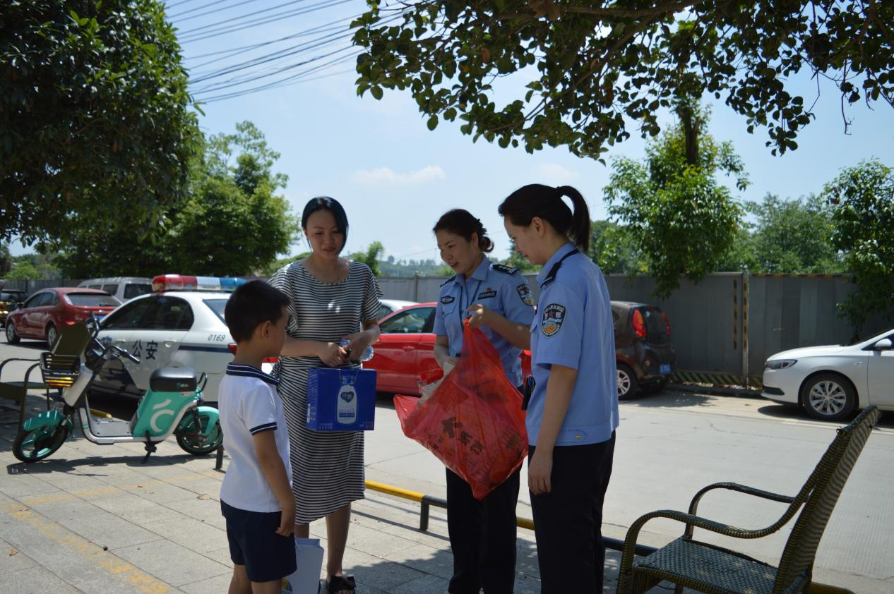 眉山市拘留所开展“相约警营 共庆六一”活动