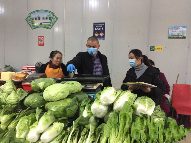 雨城区市场监督管理局联合雅安市质量检验检测院检定集贸市场在用计量器具.jpg