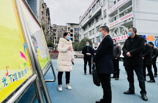 武胜县教科体局党委书记局长雷燕飞一行调研城南小学集团化办学