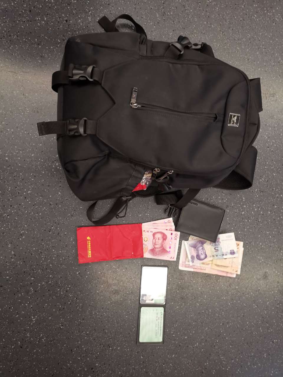 旅客遗失的黑色双肩包及部分包内物品.jpg