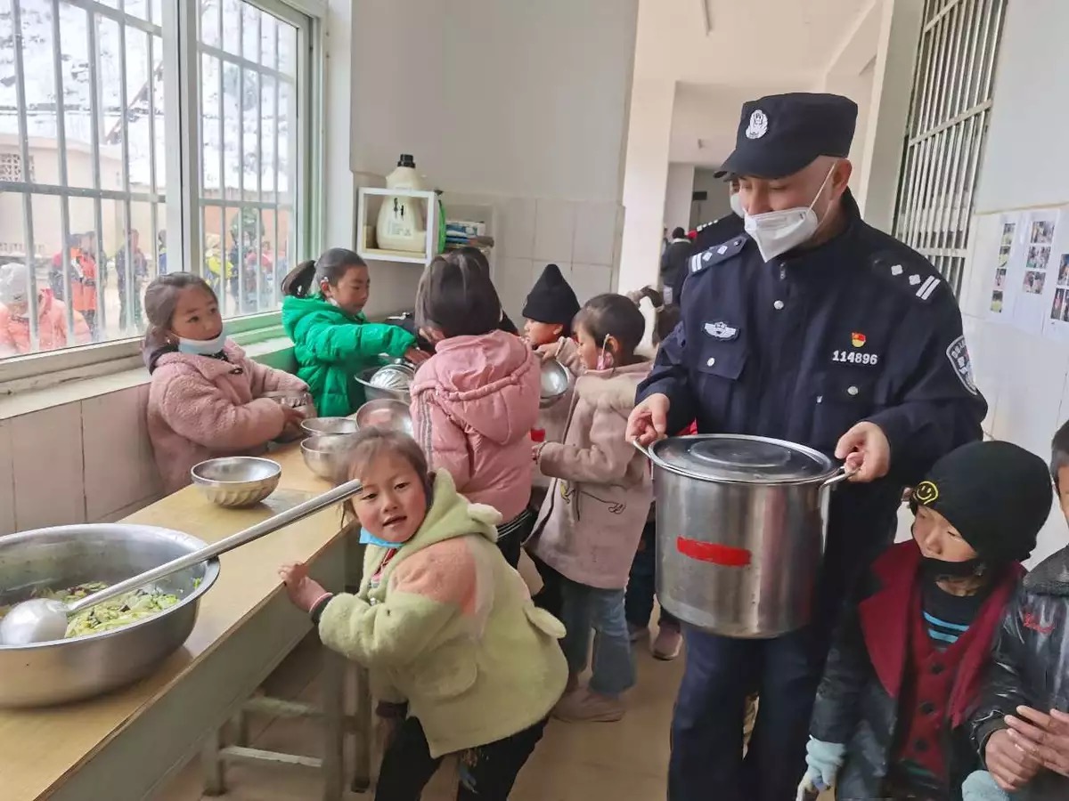 民警为上课的孩子们端来食物.JPG