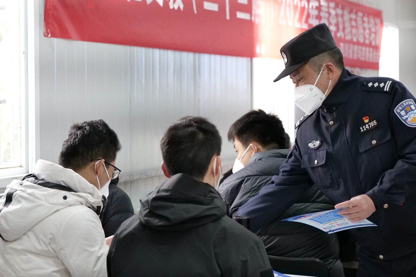 民警为孩子们分发反电诈宣传单.JPG