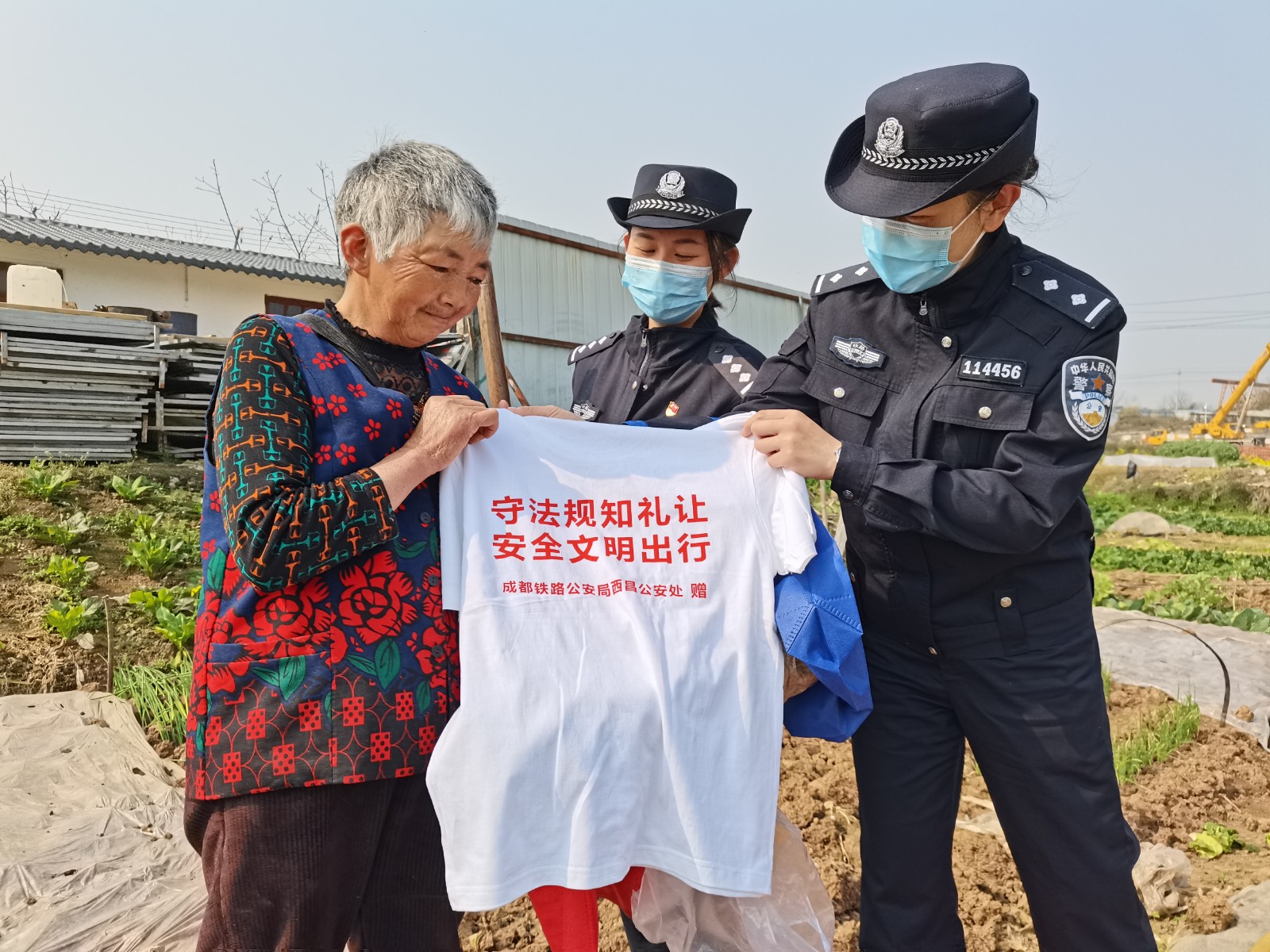 民警探访孤寡老人和“五残”人员.jpg