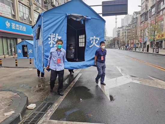 因下雨，干警夏宇、童永胜、张旭、王章智正在转移后勤保障帐篷.jpg