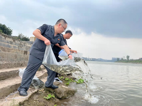 “纽扣法庭”开展增殖放流.jpg