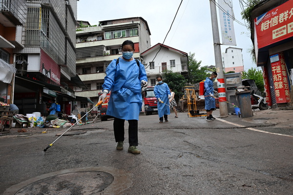 白合镇幸福社区，当地政府和卫生院组织人员对街道、商铺和民房进行消杀2.JPG