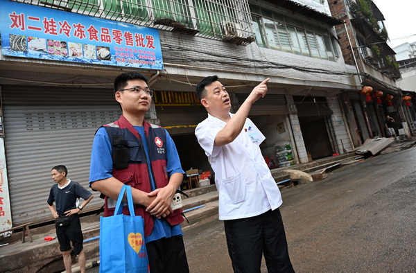 白合镇幸福社区，当地医护人员在现场商讨调整健康服务方案.JPG